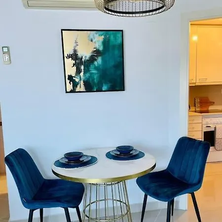 Couples Only, Beautiful 1 Bedroom In Victoria Building Appartement