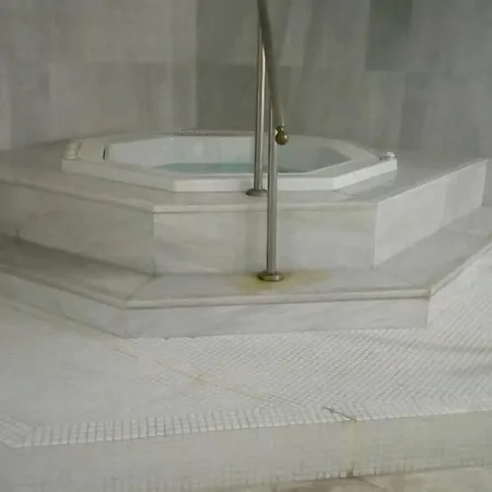 Couples Only, Beautiful 1 Bedroom In Victoria Building